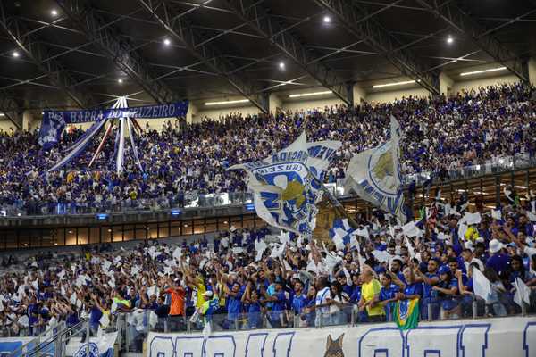 Cruzeiro estabelece recorde de público no novo Mineirão durante partida histórica.