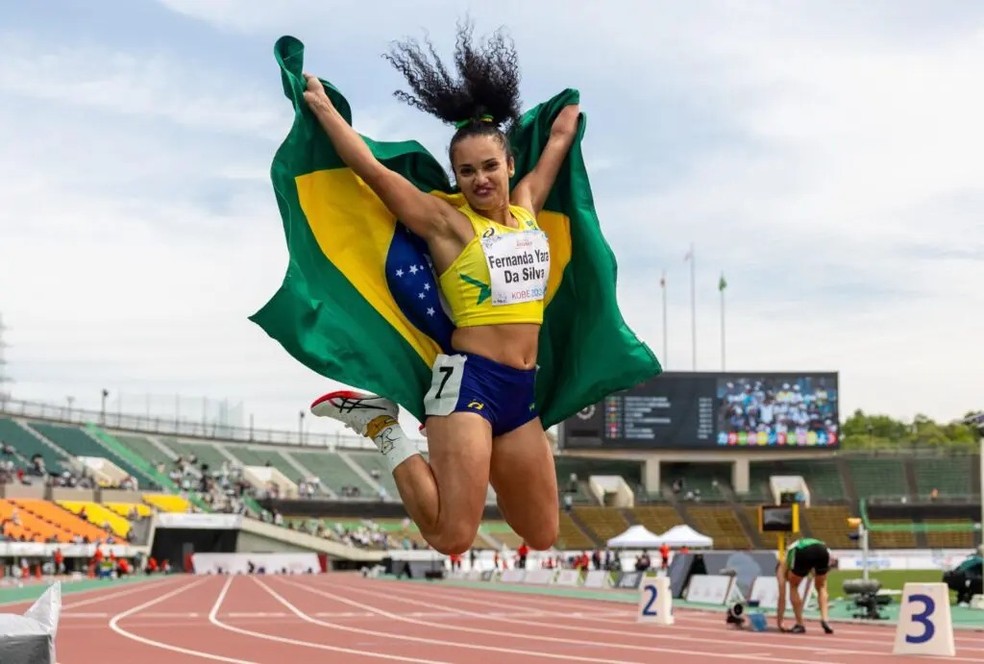 Fernanda Yara comemora bicampeonato em mundiais — Foto: Ale Cabral / CPB