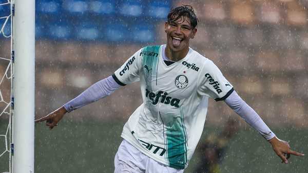 Palmeiras renova contrato com promessa Erick Belé, de 17 anos.
