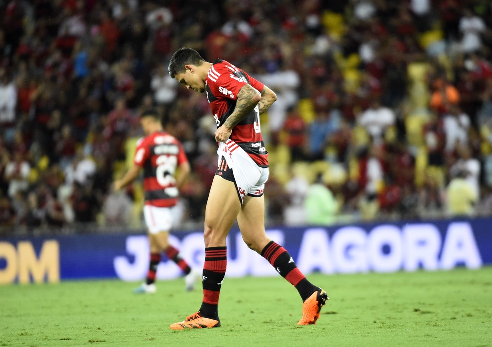 Pedro sentiu a coxa direita em Flamengo x Goi&aacute;s &mdash; Foto: Andr&eacute; Dur&atilde;o