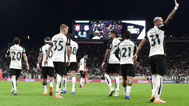 Jogadores do Corinthians comemoram gol de Kayke