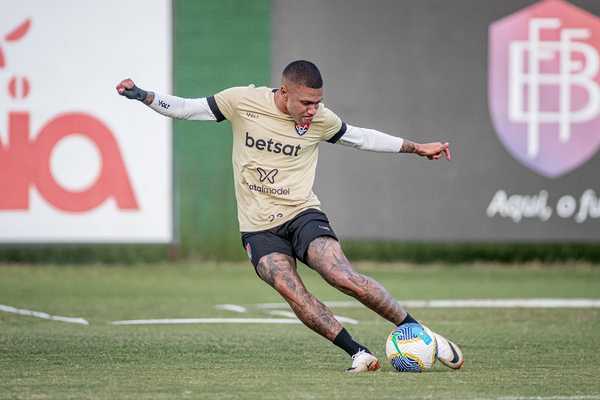 Grêmio e Vitória disputam lateral Lucas Esteves em negociação acirrada.