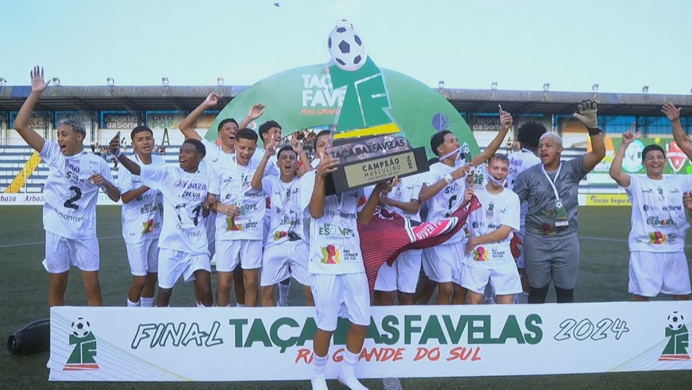 Equipe do Bom Jesus comemorando o título da Taça das Favelas RS — Foto: RBS TV