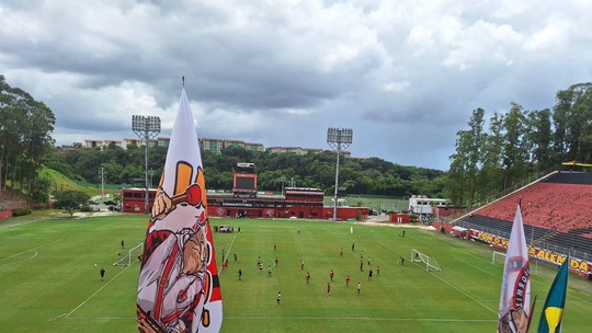 Em treino aberto para torcida, Carpini testa mudanças no time titular do Vitória