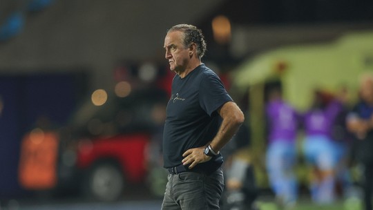 Análise: Atlético-MG tem noite defensiva desastrosa, sofre virada e perde liderança do Grupo H - Galo perde por 3 a 2 para o lanterna do Campeonato Chileno e vê grupo da Sul-Americana embolar; defesa tem falhas e desatenção generalizada 