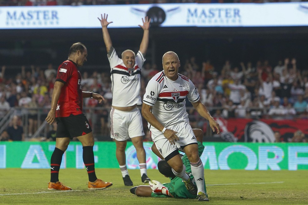 Dodô acaba com o jogo, e São Paulo goleia do Milan em celebração do bi  Mundial de 93