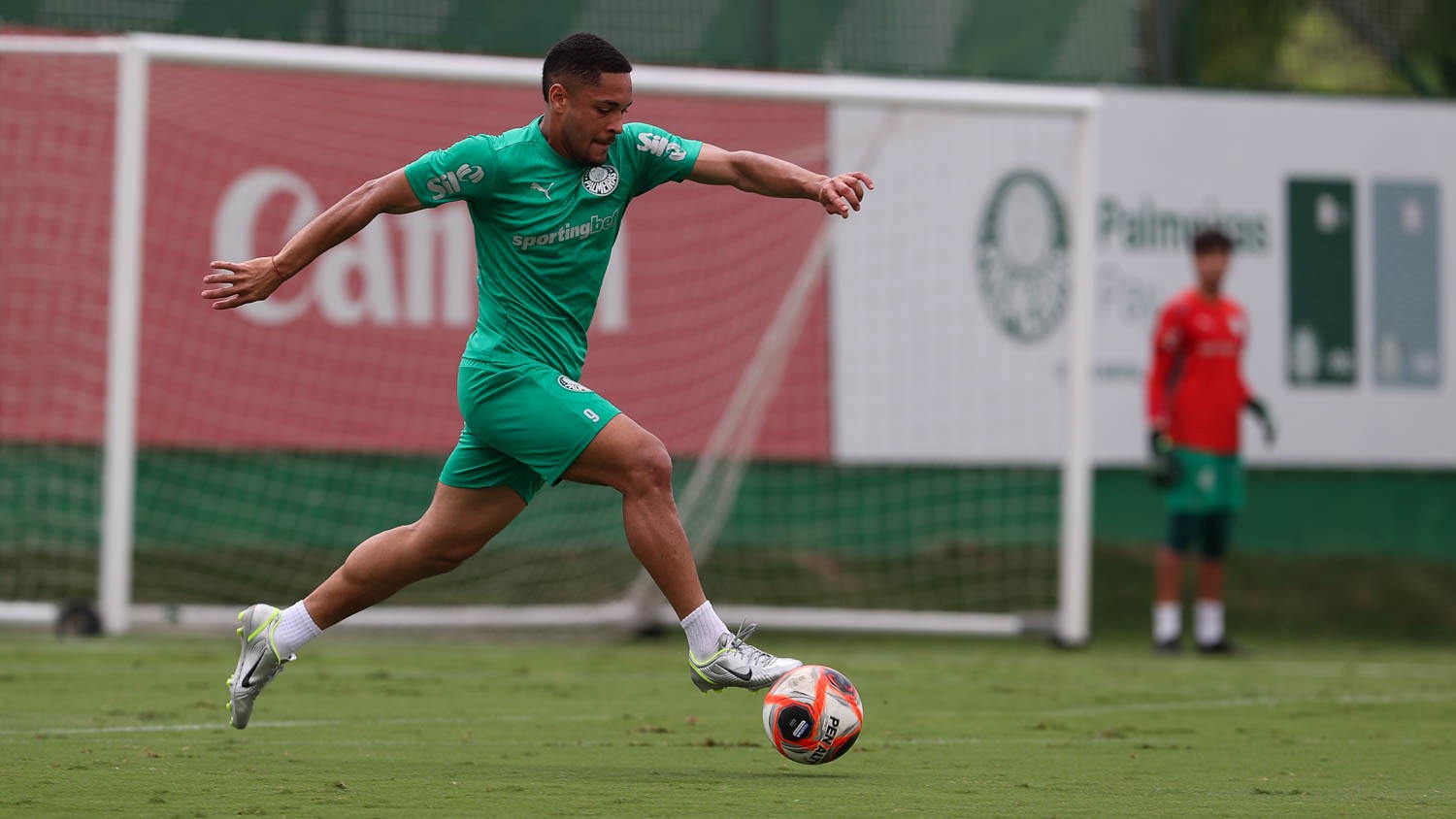 Vitor Roque tem o apoio da Data Fifa para marcar primeiro gol no Palmeiras.