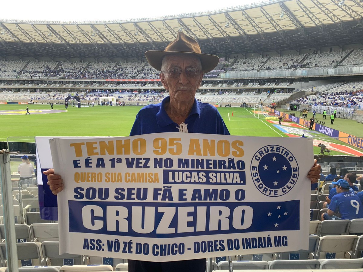 Vovô de 95 anos assiste jogo do Cruzeiro no Mineirão e ganha presente