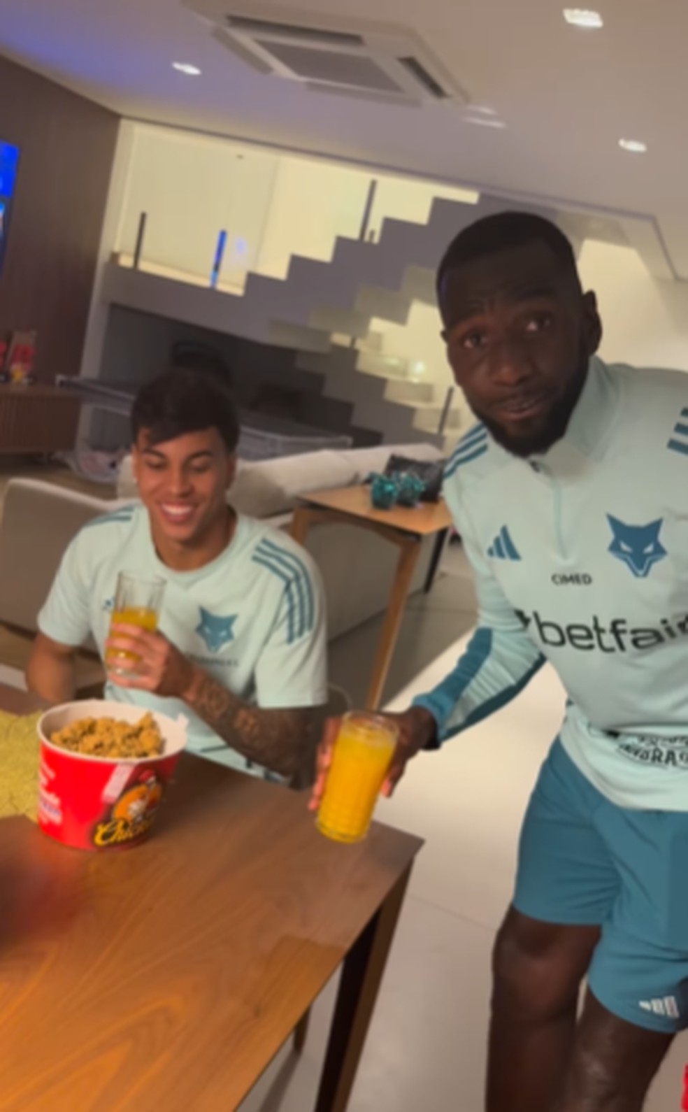 Bolasie e Kaio Jorge comem frango frito — Foto: Reprodução/ Instagram