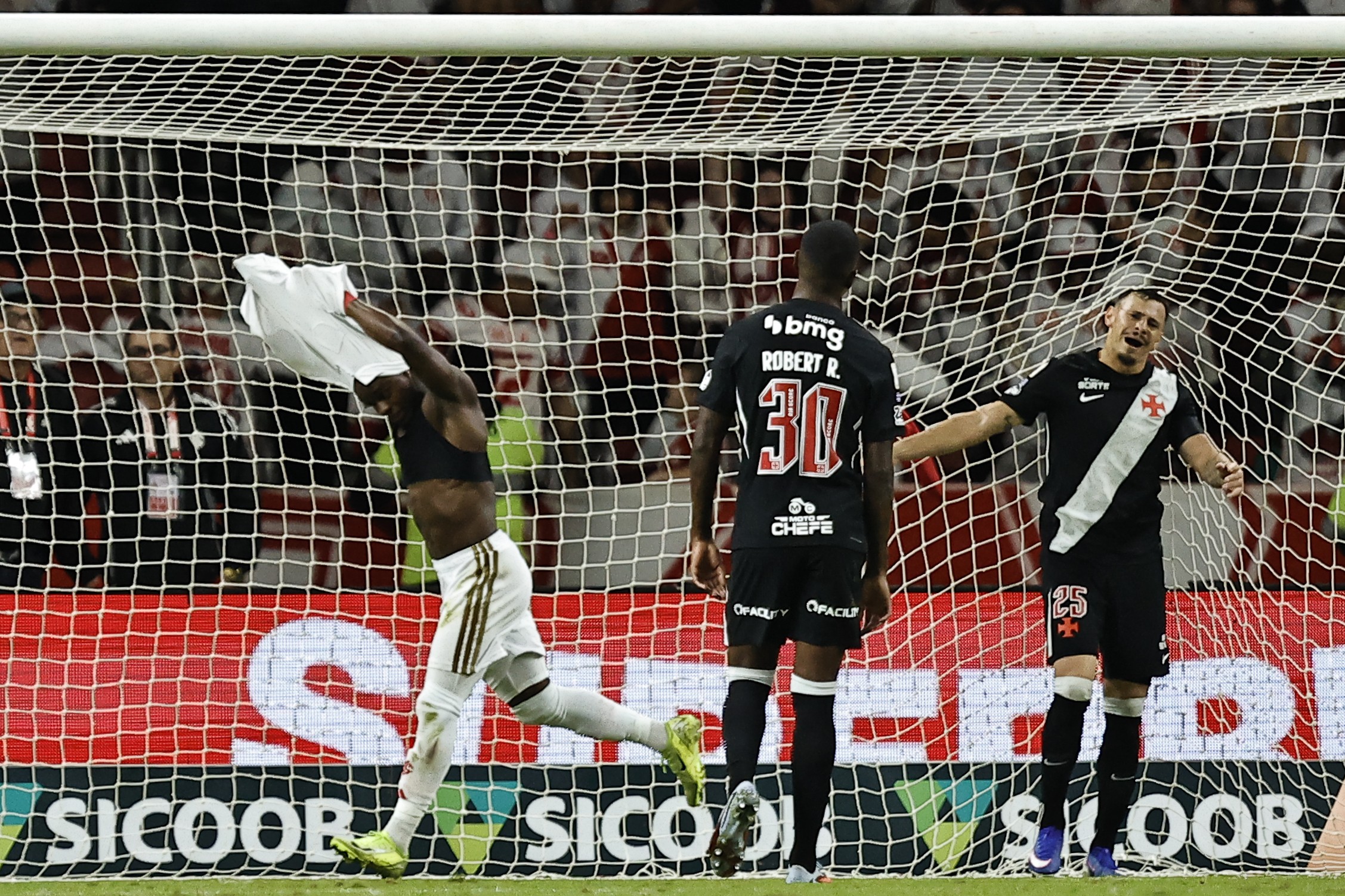 Análise: vexame do Vasco em goleada é reflexo das insistências de Renato e do desequilíbrio do elenco