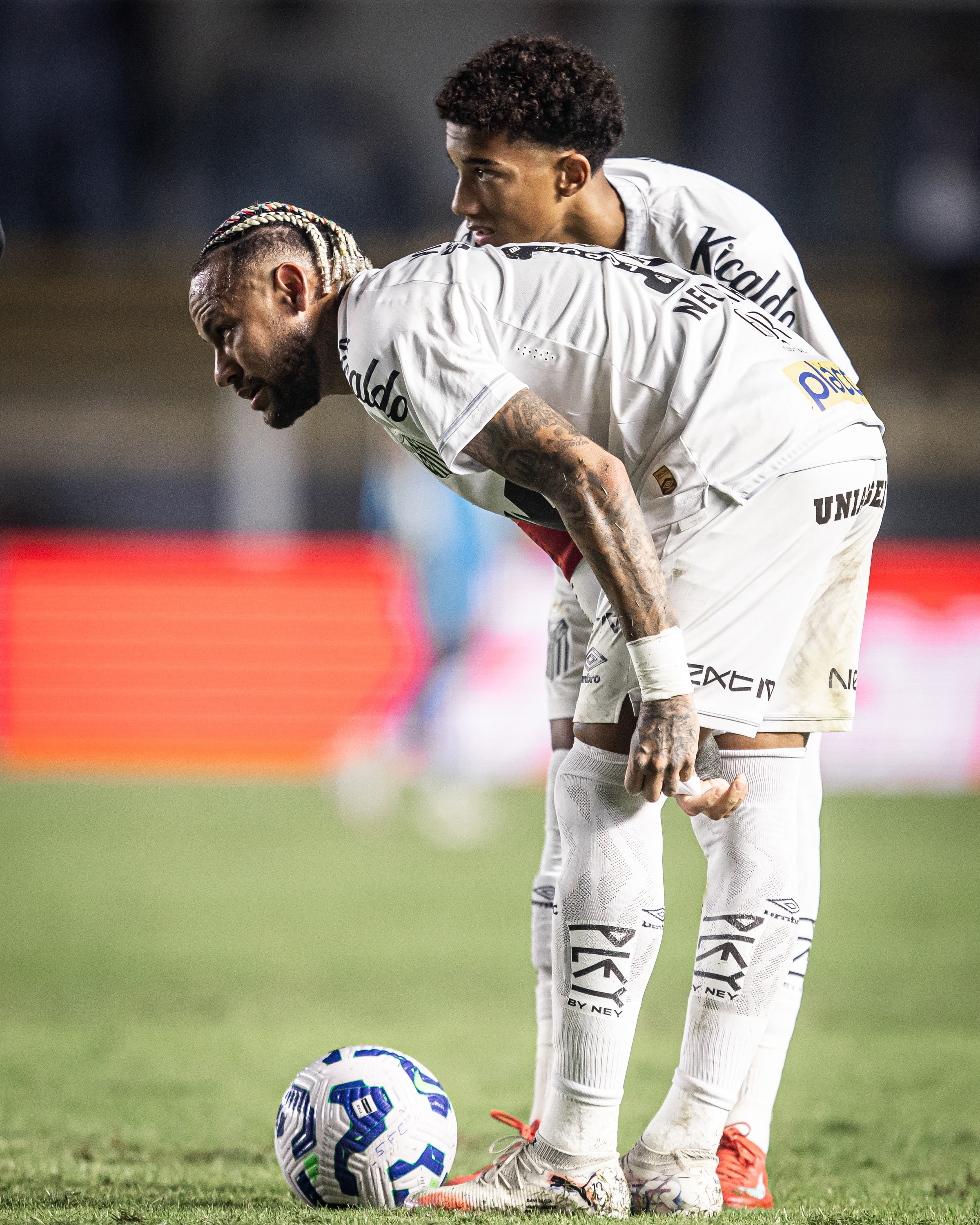Santos abre sindicância para apurar episódio entre Neymar e Robinho Jr.