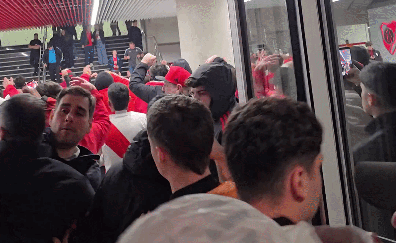 Torcedores do River Plate protestam contra Coudet e pedem retorno de Ramón Díaz; veja