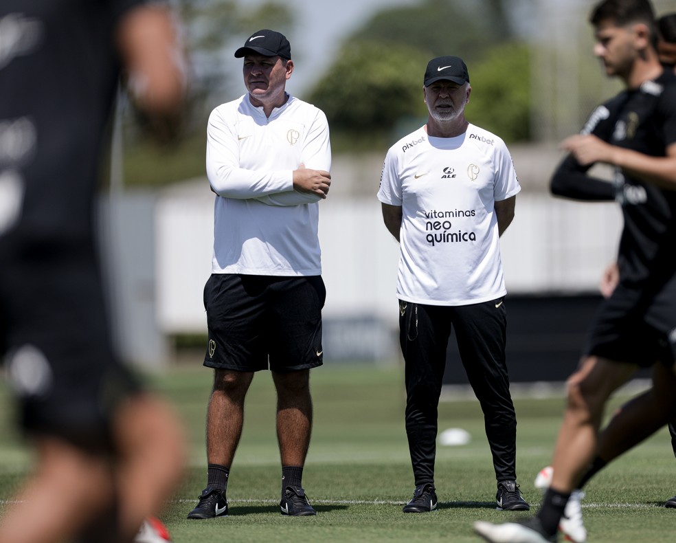 Thiago Kosloski, novo auxiliar, e Mano Menezes observam o treino do Corinthians — Foto: Rodrigo Coca/Ag. Corinthians