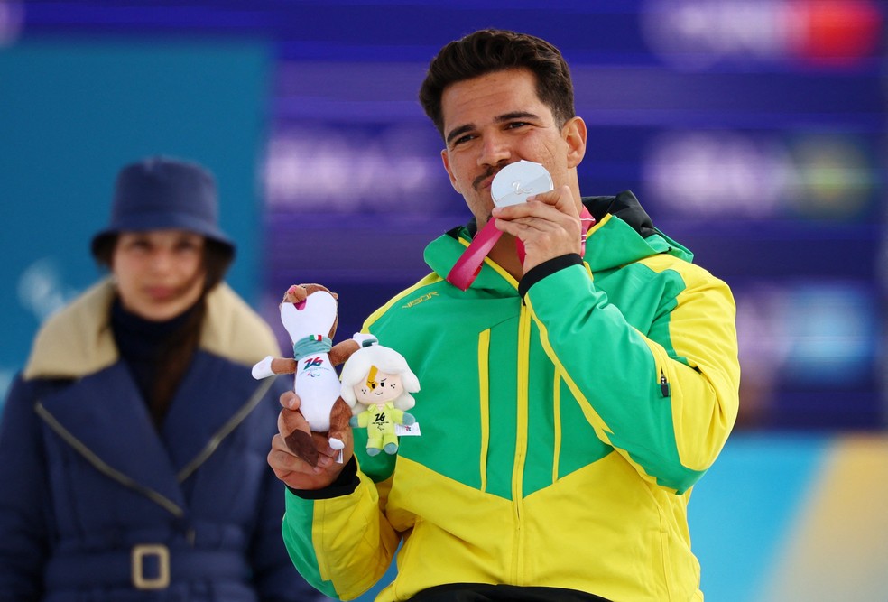 Cristian Ribera com a prata nas Paralimpíadas de Inverno — Foto: REUTERS/Sarah Meyssonnier