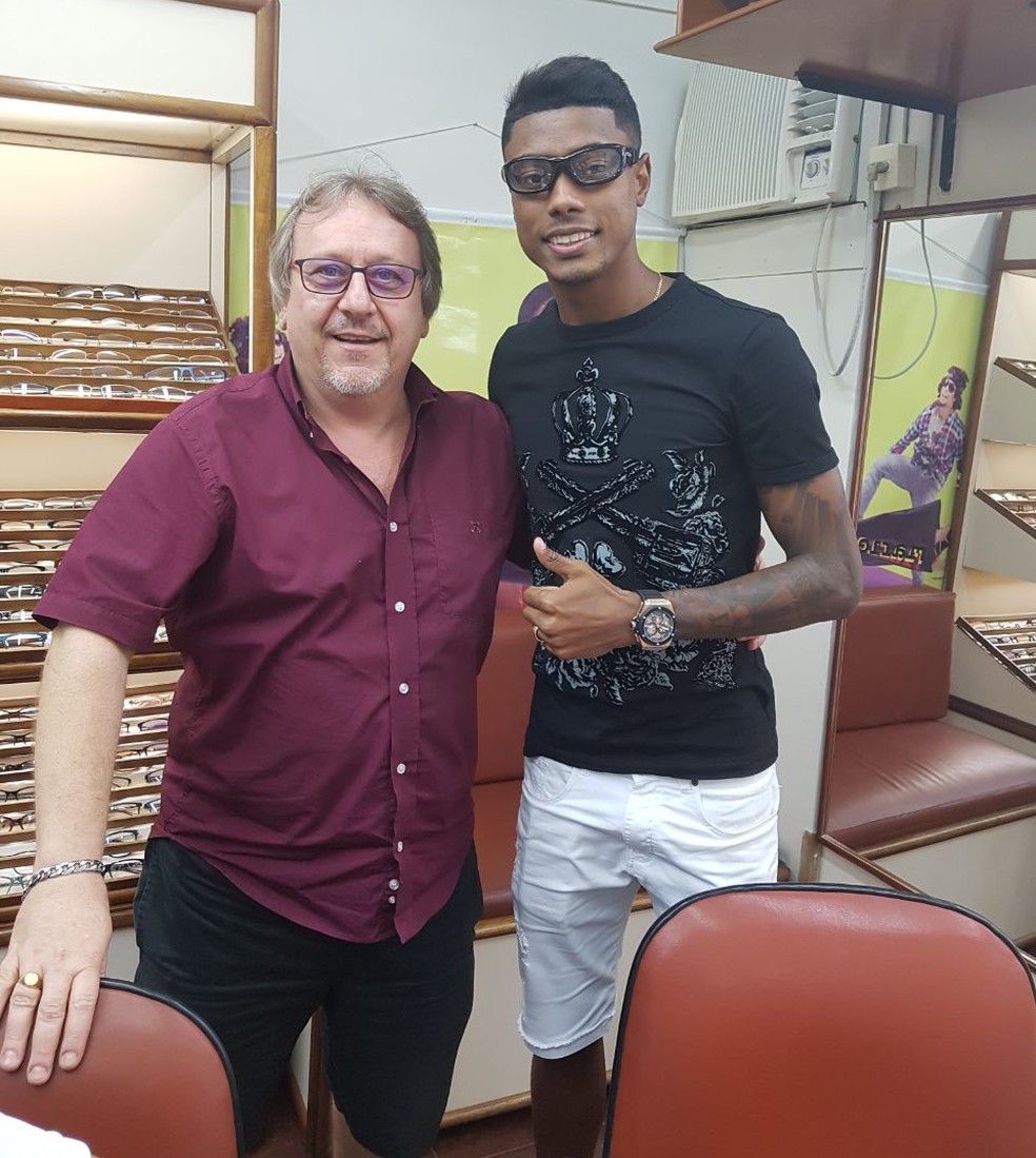 Sem óculos, Bruno Henrique comemora e cita Davids - Diário do Peixe
