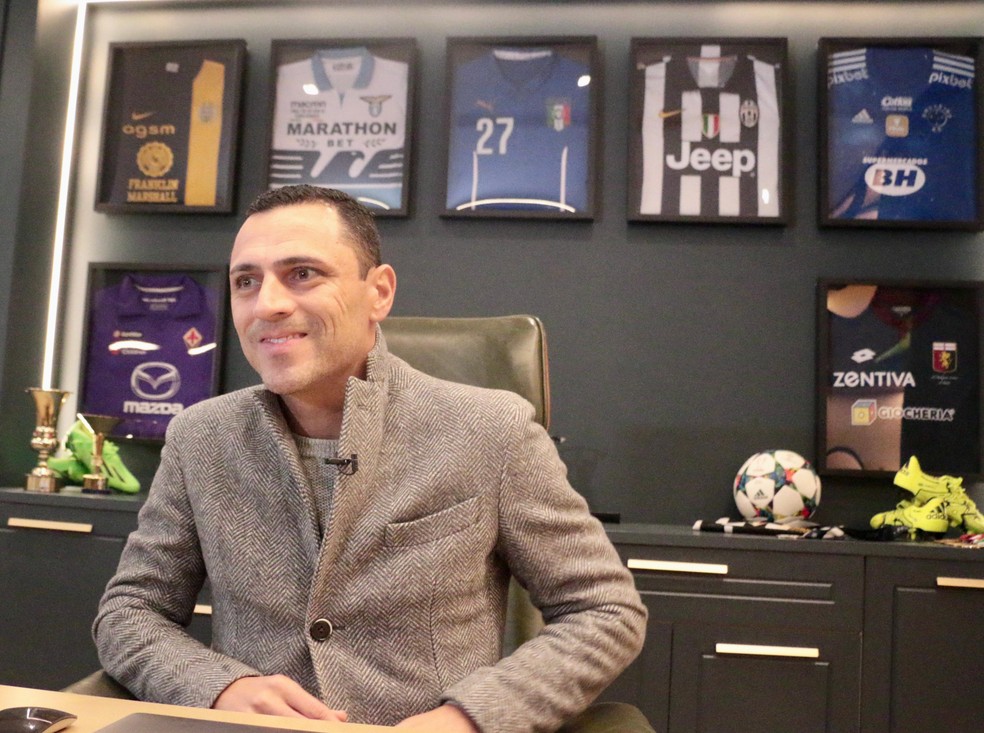 Rômulo guarda memórias do período de jogador — Foto: Tomás Hammes