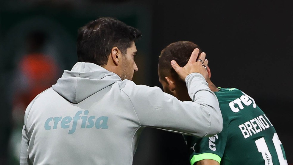 Abel Ferreira cumprimenta Breno Lopes por gol marcado pelo Palmeiras — Foto: Cesar Greco/Palmeiras