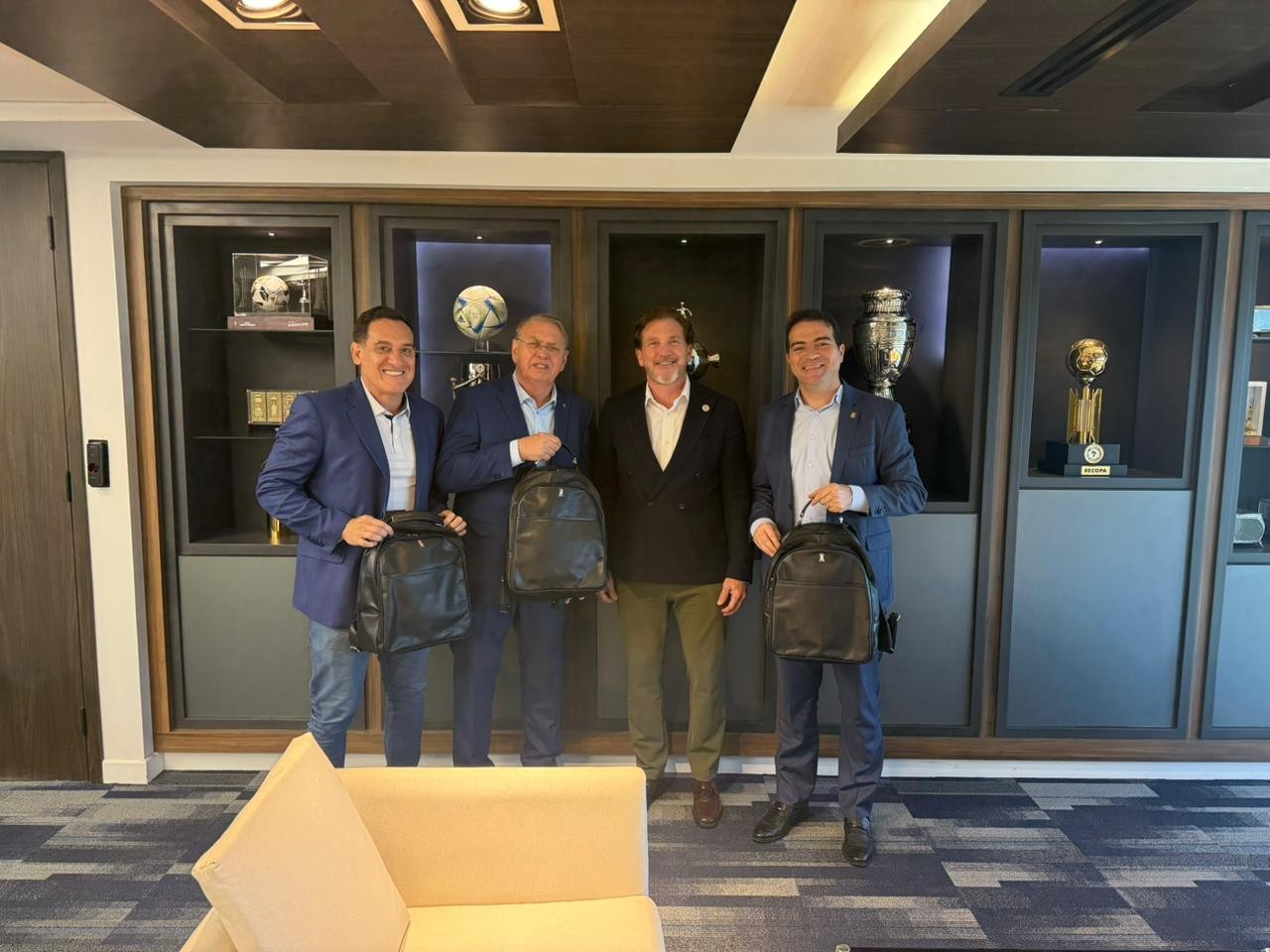 Presidente e diretor do Corinthians se reúnem com chefe da Conmebol no Paraguai