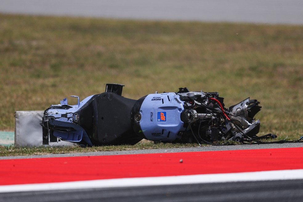 Moto de Álex Márquez destruída após acidente — Foto: Eric Alonso/Getty Images