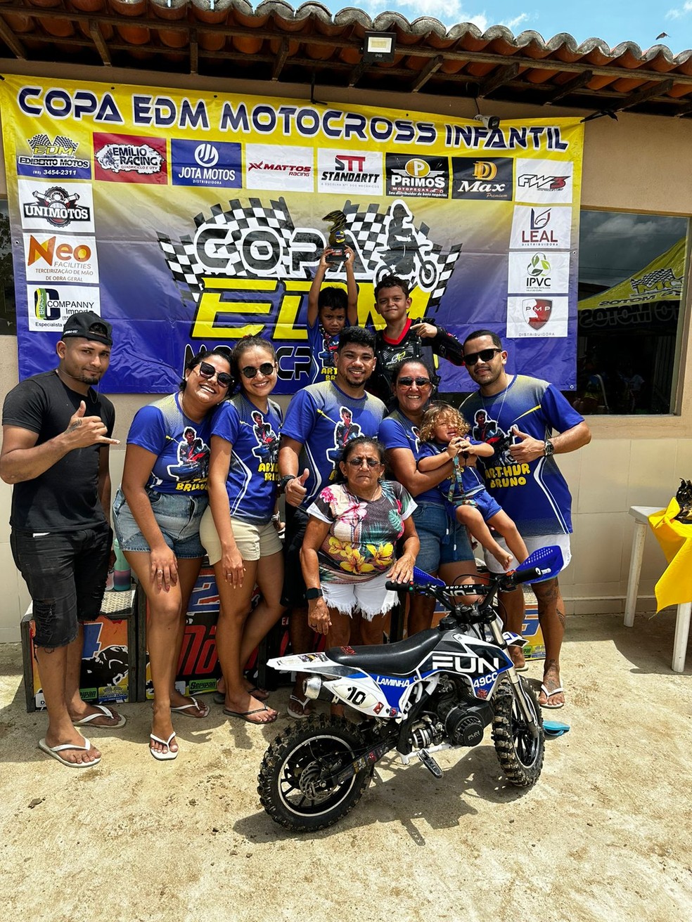 Arthur e família comemorando primeiro campeonato — Foto: Arquivo Pessoal