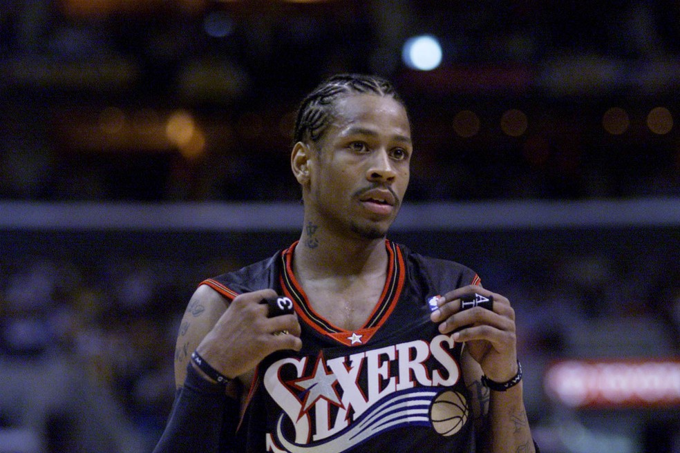 Allen Iverson em ação na NBA — Foto: Jed Jacobsohn/Allsport