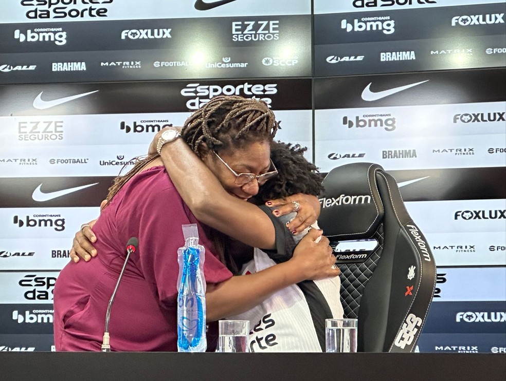 Talles Magno recebe o abraço da mãe ao se emocionar em apresentação no Corinthians — Foto: Bruno Cassucci