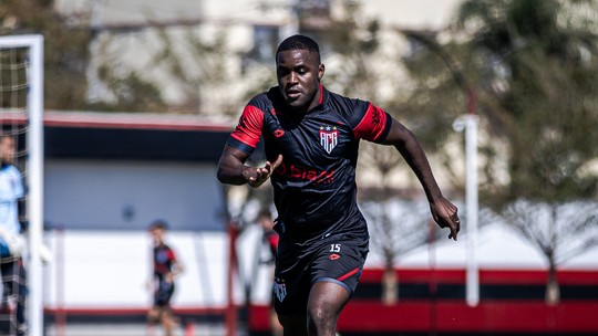 Campbell vê Atlético-GO mais confiante após vitória sobre o Inter e vivo no Brasileirão
