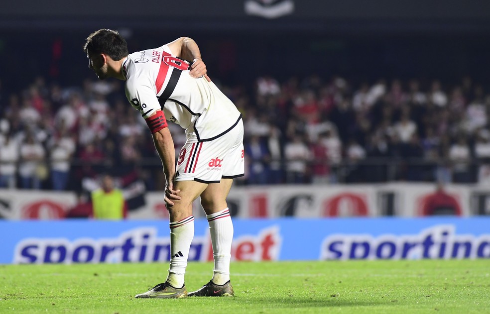 Calleri sente dores nas costas na partida entre São Paulo x Tigre — Foto: Marcos Ribolli