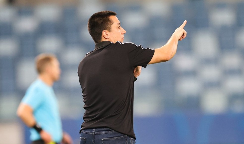 Técnico Eduardo Barros orienta equipe à beira de campo — Foto: AssCom Dourado