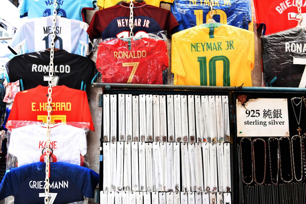 Camisas de futebol geram milhares de toneladas de lixo que não é degradável — Foto: Getty Images