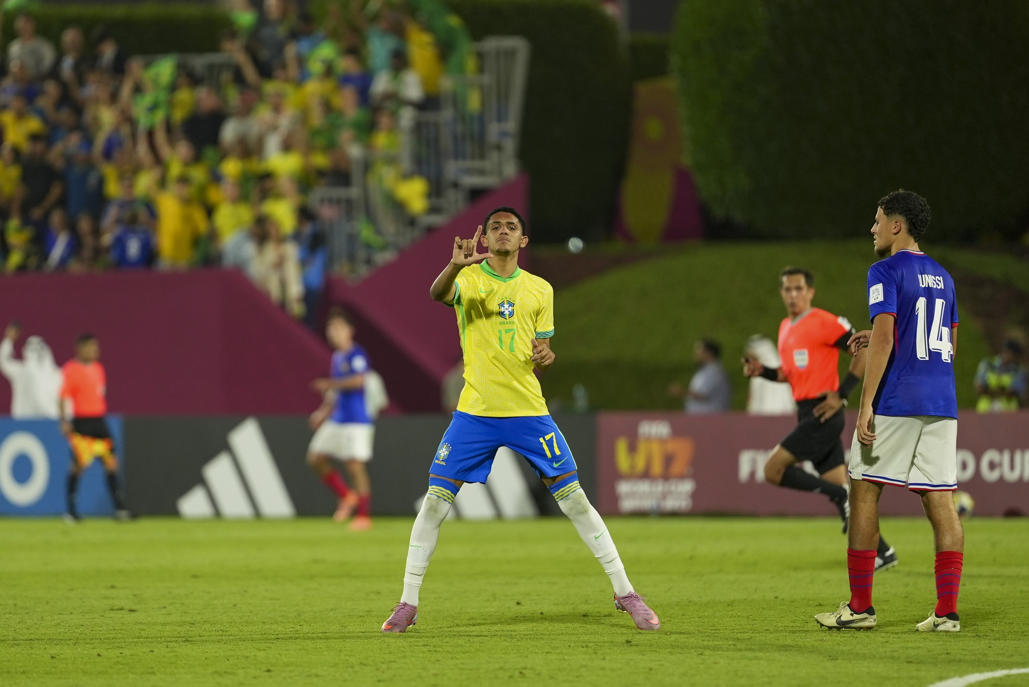 Pai treinador e irmão atleta: Destaque do Cruzeiro marca golaço na Copa Sub-17