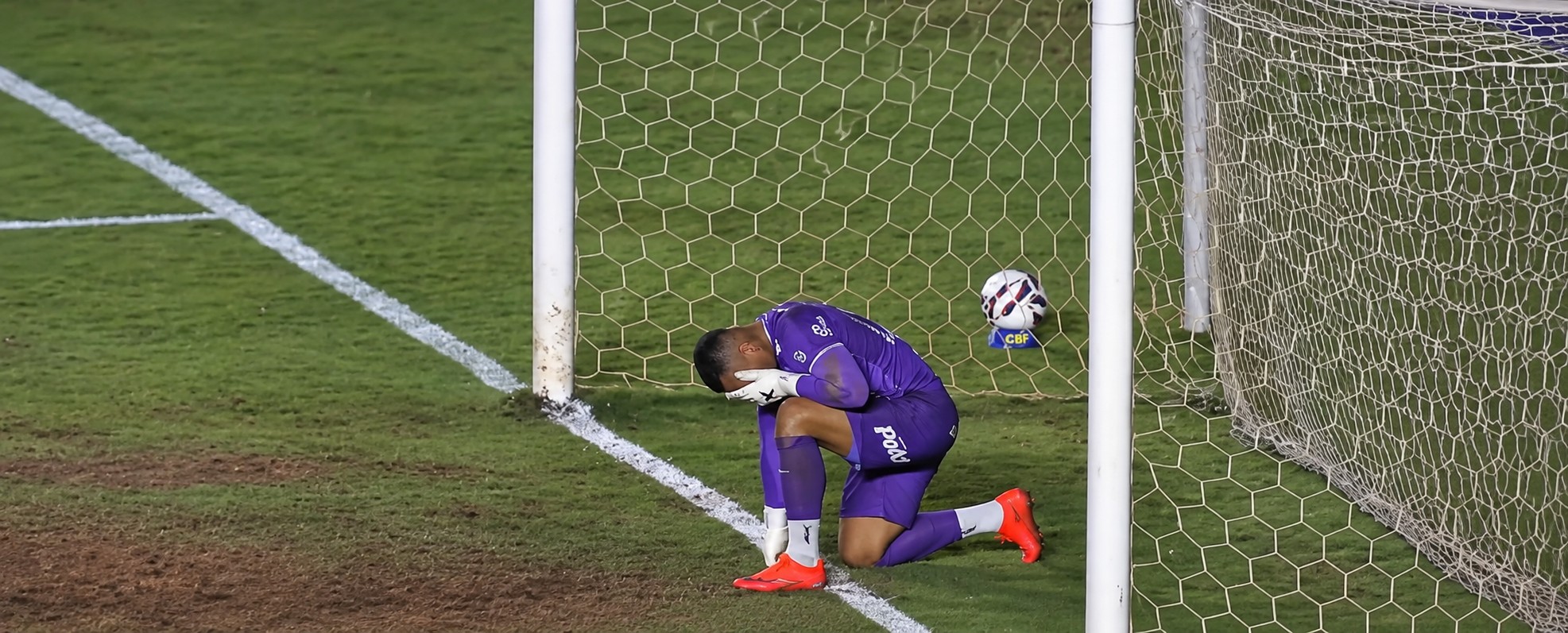 Técnico da Inter de Limeira sai em defesa de goleiro após falha: "Lance isolado"
