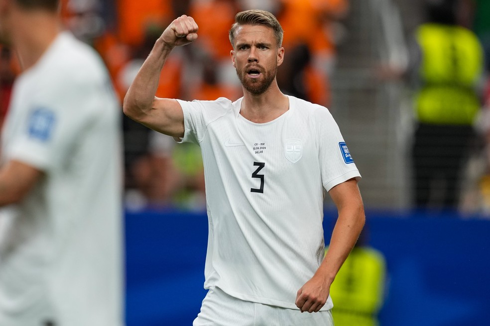 Noruega x Brasil - Ajer em ação diante da Costa do Marfim