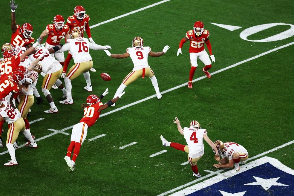 Jake Moody (4), do San Francisco 49ers, acerta chute de 55 jardas no Super Bowl LVIII — Foto: Tim Nwachukwu/Getty Images