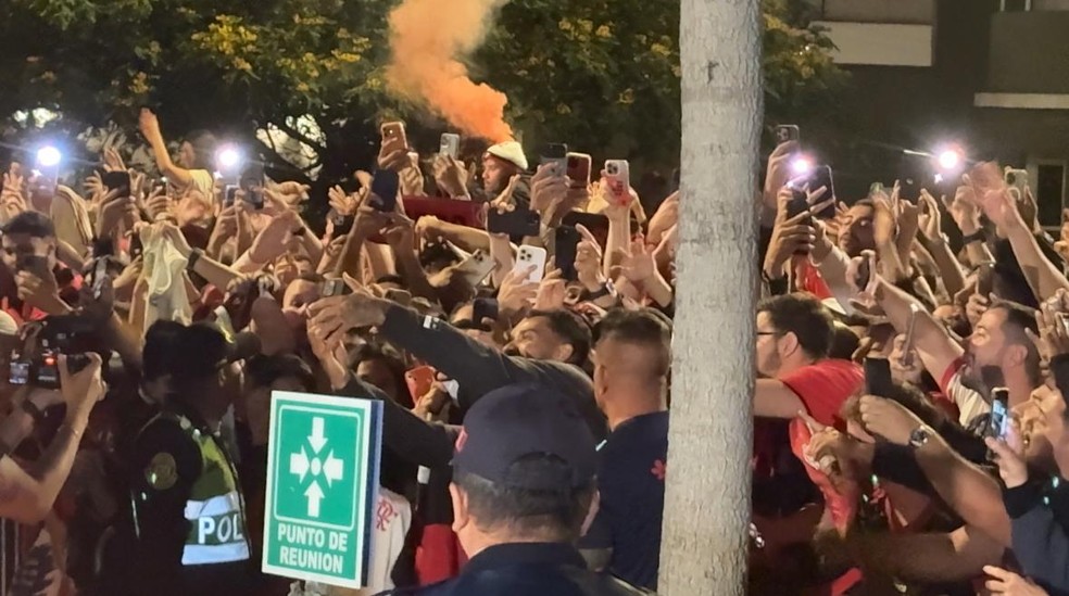 Danilo atende torcedores do Flamengo em Lima — Foto: Emanuelle Ribeiro