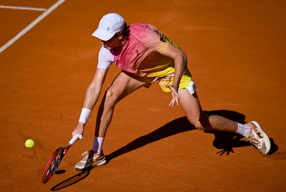 João Fonseca em ação contra Francisco Cerundolo — Foto: Marcelo Endelli/Getty Images