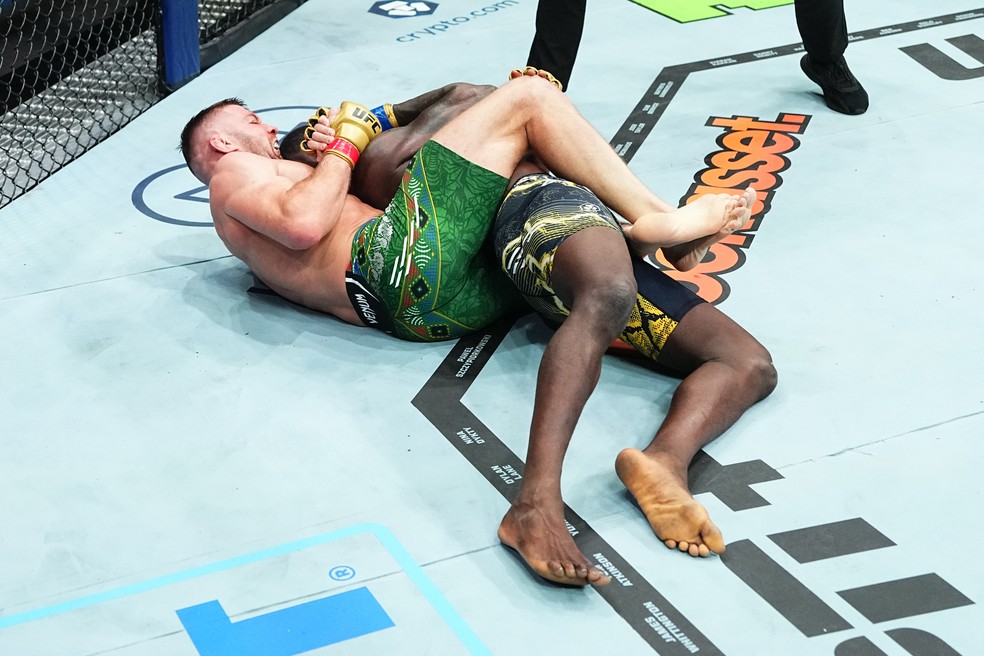 Dricus du Plessis finaliza Israel Adesanya no UFC 305 — Foto: Jeff Bottari/Zuffa LLC