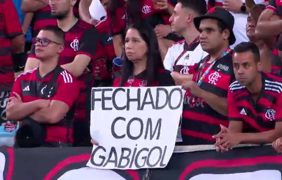 Torcedora leva cartaz para Gabigol em Flamengo x Peñarol — Foto: Brendo Fernandes