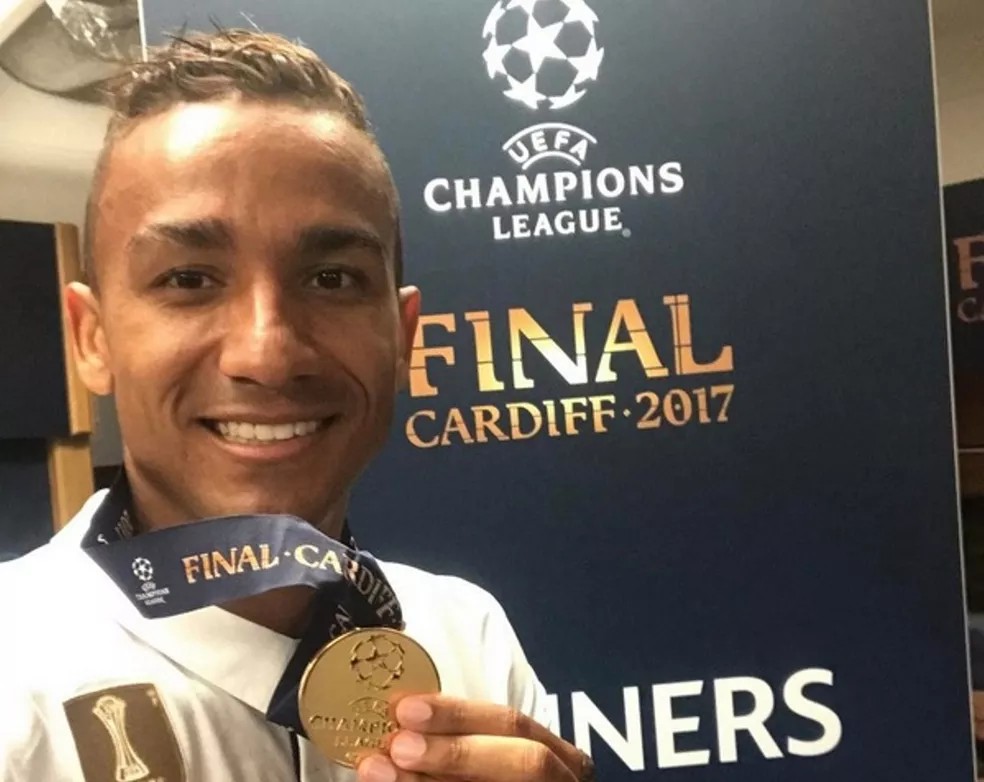 Danilo com a medalha de campeão da Champions League pelo Real Madrid — Foto: Reprodução/Instagram