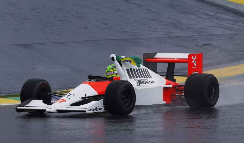 Lewis Hamilton pilota carro histórico de Senna no GP de São Paulo 2024 — Foto: Reuters