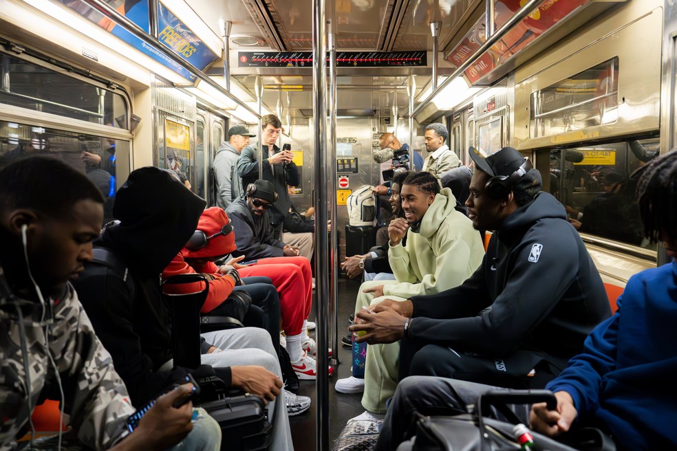 Jogadores do Detroit Pistons no metrô de Nova York — Foto: Divulgação/Pistons