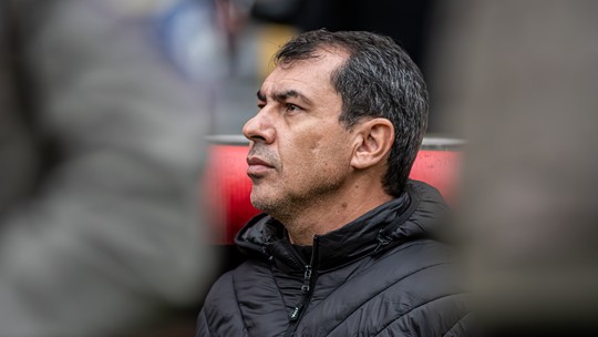 Carille ressalta "coisas boas" em estreia, mas lamenta derrota no fim: "Gosto triste" - Rubro-Negro perde para o Inter com gol nos acréscimos e entra no Z-4