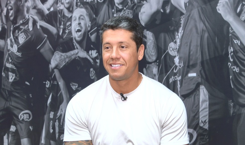 Thiago Carpini em entrevista ao Globo Esporte BA — Foto: Mustafa Tambuc