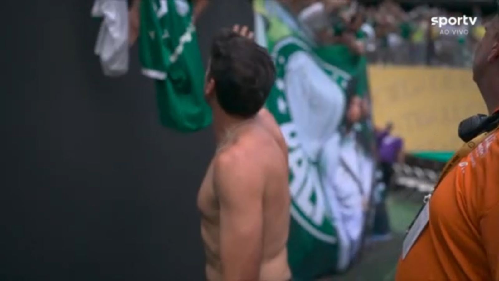 Abel entrega camisa a torcedor e lamenta chances perdidas na partida.