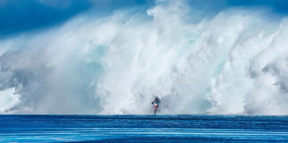 O dia em que Robbie Maddison surfou de moto na temida onda de Teahupoo — Foto: Red Bull