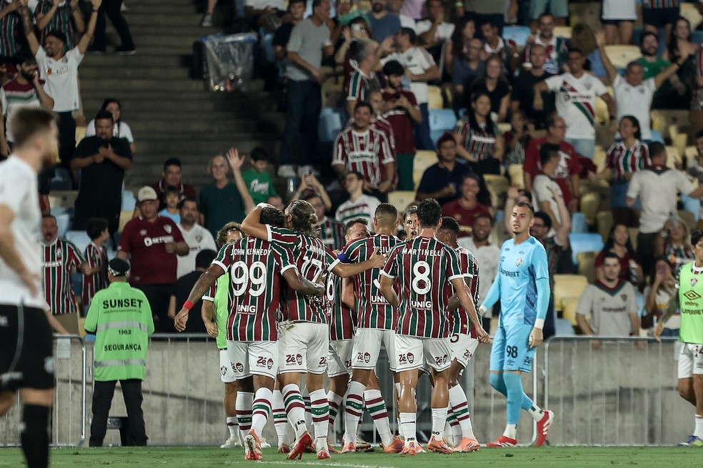 Fluminense comemora a vitória sobre o Ceará no Brasileirão.