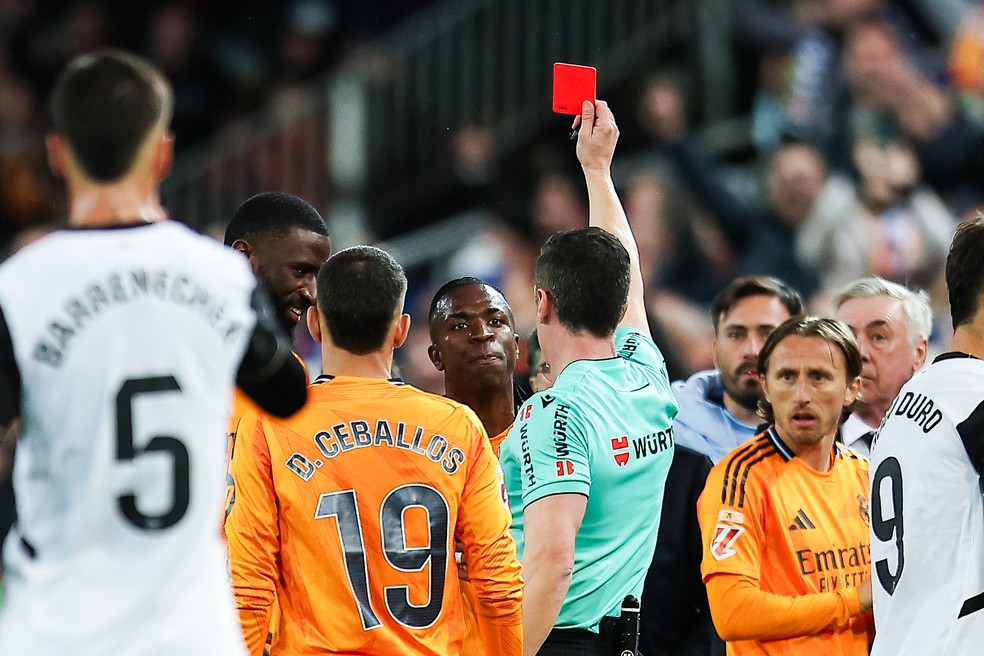 Vinicius Junior é expulso durante o jogo entre Valencia e Real Madrid, pelo Campeonato Espanhol — Foto: Getty Images