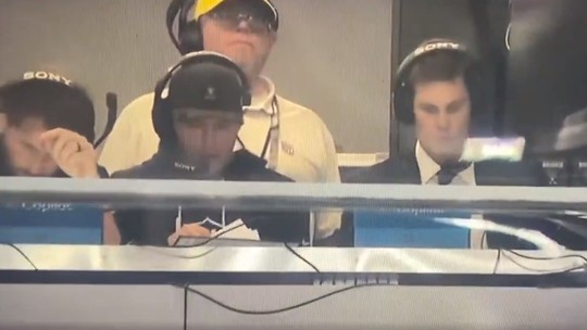 Presença de Tom Brady em cabine de treinadores dos Raiders gera debate sobre conflito de interesses na NFL; entenda - Heptacampeão do Super Bowl da National Football League e atual coproprietário da equipe, Brady usou headset e interagiu com a comissão técnica durante a partida em Las Vegas