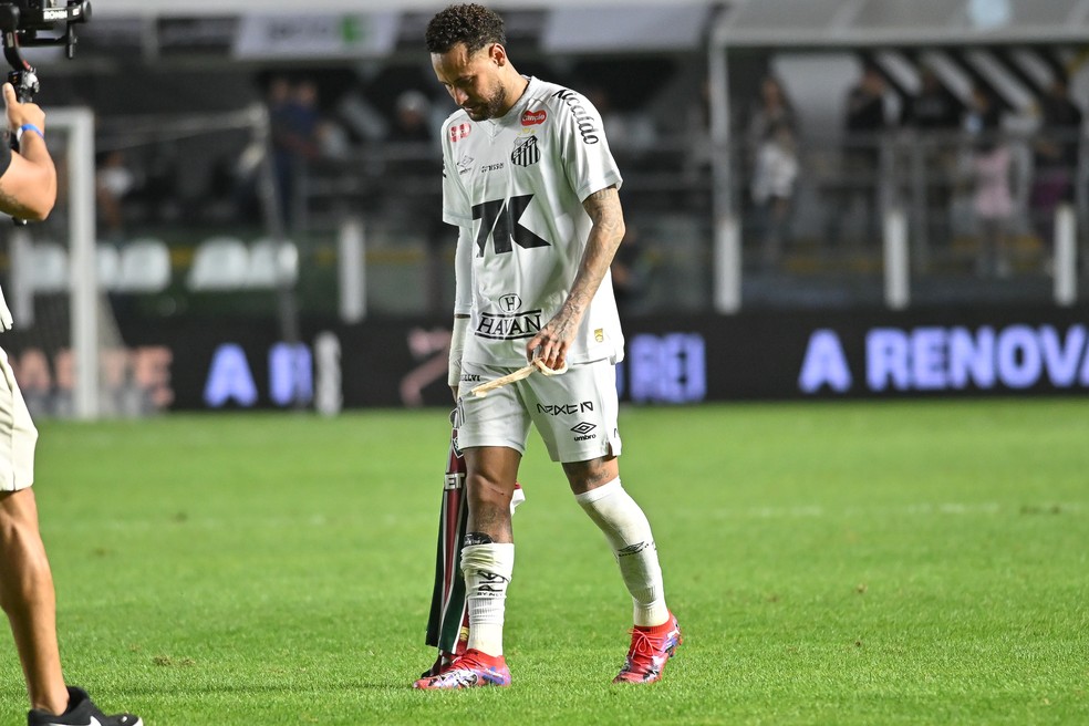 Jornal repercute ausência de Neymar na lista de Ancelotti: "Está escolhendo caminho errado em sua luta para retornar à seleção"