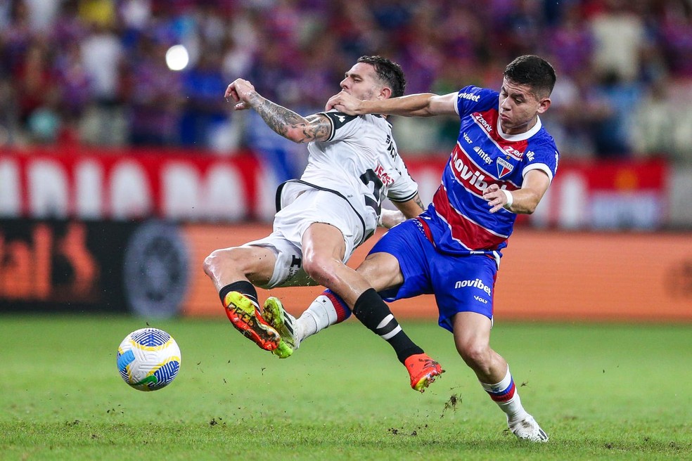 Matheus Rossetto, do Fortaleza, marcando Vegetti, do Vasco, em partida do Brasileirão 2024.